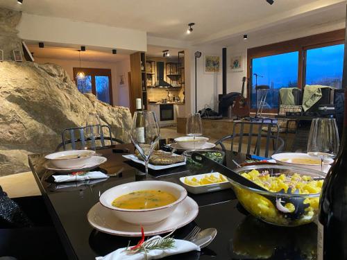 Étterem, The Rock Star's Villa with Private Pool and Beach in Danilovgrad