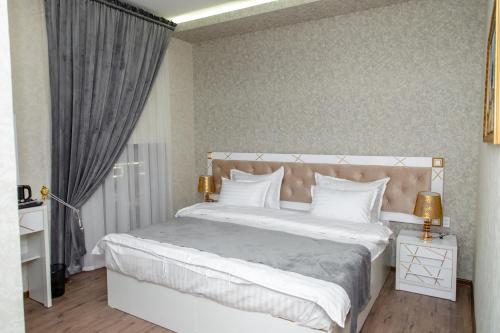 The Royal Hotel - Photo 2
