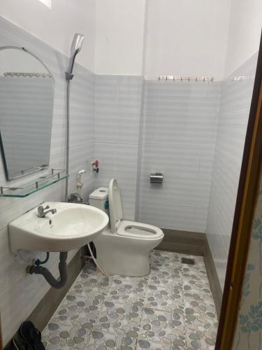 Bathroom, nha nghi phat đai nam in Tam Hoà