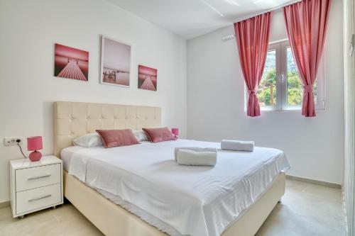 Apartment with Balcony and Partial Sea View image 10
