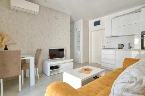 Apartment with Balcony and Partial Sea View image 10
