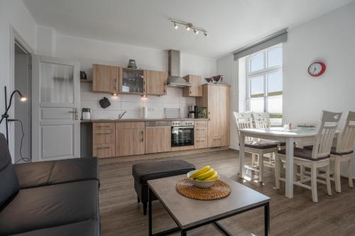 廚房, Ferienhaus Hemenswarft direkt an der Nordsee mit Meerblick in 埃梅爾斯布爾-霍爾斯布爾