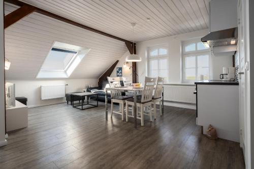 廚房, Ferienhaus Hemenswarft direkt an der Nordsee mit Meerblick in 埃梅爾斯布爾-霍爾斯布爾