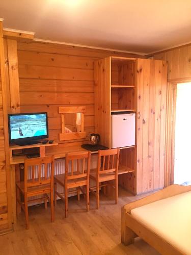 1 double bed, 2 bunk beds