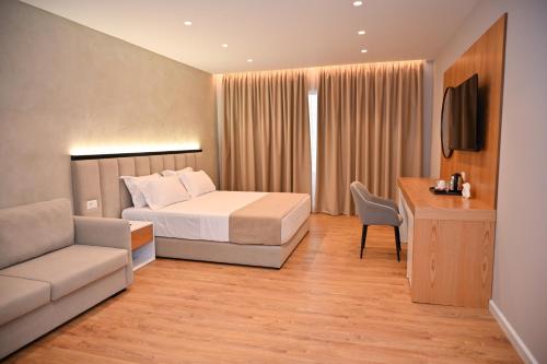 1 king bed, 1 sofa bed