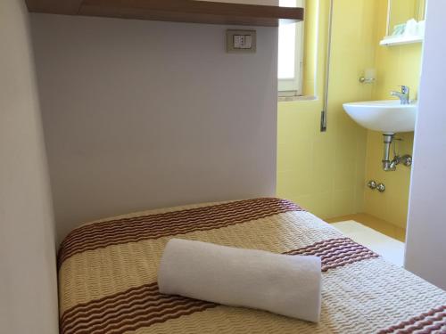 Economy Single Room image 5