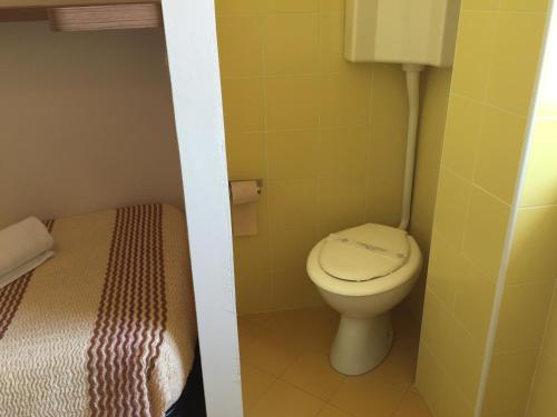 Economy Single Room image 4