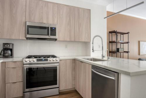 Playa Vista 1br w pool gym bbq nr 405 LAX-1056 in Los Angeles, USA