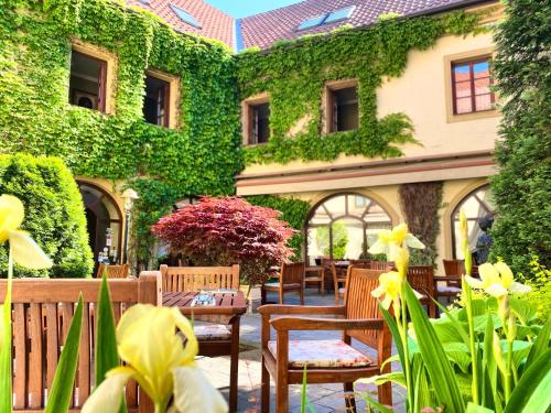 . Hotel Octarna - Free On-site Parking