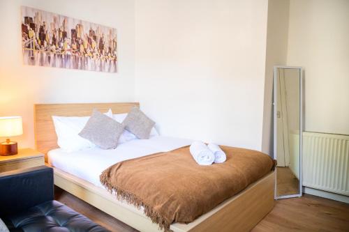 Purple Blossom, 2 bed apartment, Wi-Fi, near Didsbury, free parking – khách sạn tại Manchester South