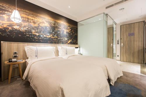 Standard Twin Room with No Window room in Airline Inn - Kaohsiung Station