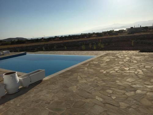 White and grey villas: Spacious 1 bed with shared pool and sea view