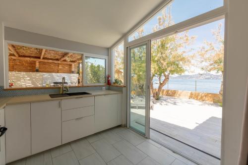 Mon Rêve, charmant cabanon les pieds dans l'eau à la Madrague, confortable et lumineux