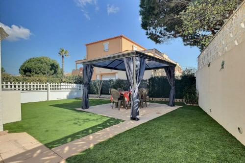 Confortable pavillon avec jardin à 900m de la plage