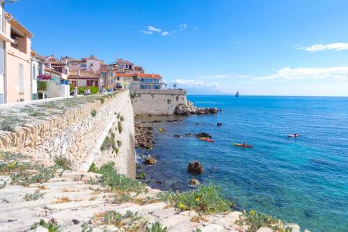 A9 fantastic sea view AC 1 br Old Antibes in Antibes