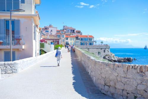 A9 fantastic sea view AC 1 br Old Antibes in Antibes