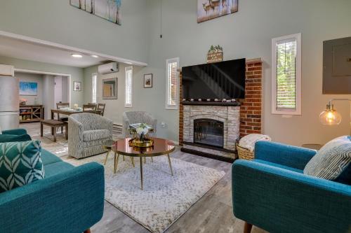 Community Pool, Lake Access Tobyhanna Retreat!