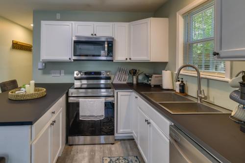 Tobyhanna Retreat with Community Pool and Lake Access! in Tobyhanna, USA