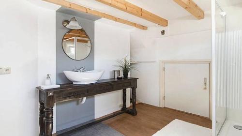 Bathroom, Studio in Woonboot + privebadkamer en -tuinterras in West