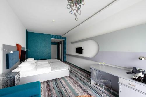 2 twin beds, 1 sofa bed