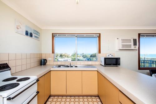 Iekārtas, Ninettas Views - Great coastal location in Guilderton