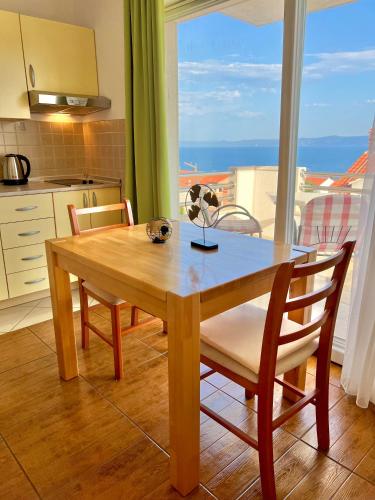 Studio with Balcony and Sea View image 2
