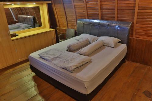 1 queen bed, 1 double bed