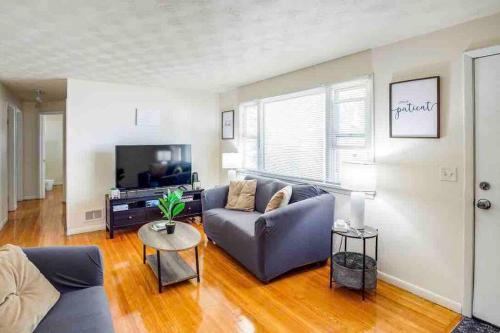 {Hot Tub in Ranch} Mins to Airport/UofR/Strng/Dwtn