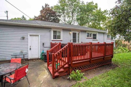 ~Ranch W/ Hot Tub~ by Arprt/Dtwn/UofR/RIT W/AC in Rochester, USA