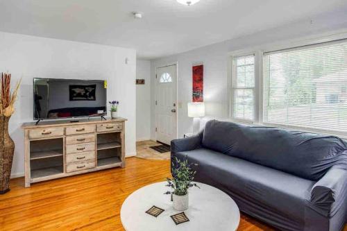~Ranch W/ Hot Tub~ by Arprt/Dtwn/UofR/RIT W/AC in Rochester, USA
