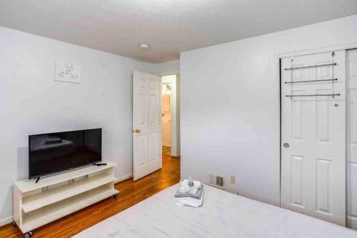 ~Ranch W/ Hot Tub~ by Arprt/Dtwn/UofR/RIT W/AC in Rochester, USA