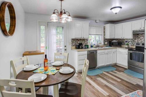 ~Ranch W/ Hot Tub~ by Arprt/Dtwn/UofR/RIT W/AC in Rochester, USA