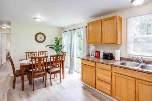 ~Cozy Home~ Steps to RIT by UofR/Airport/DWTN w/AC in Rochester, USA