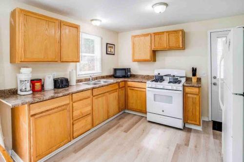 ~Cozy Home~ Steps to RIT by UofR/Airport/DWTN w/AC in Rochester, USA