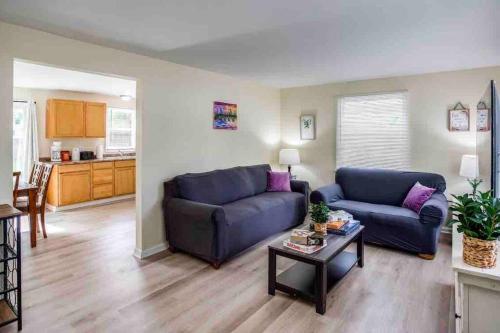~Cozy Home~ Steps to RIT by UofR/Airport/DWTN w/AC in Rochester, USA