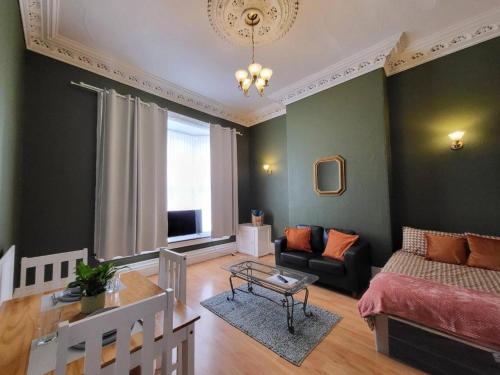 Digbeth City Centre Apartment Sleeps 12 Opposite Coach Station, Birmingham