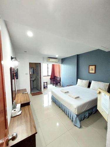 room detail thumbnail 1