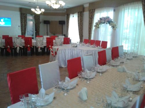 อาหารและเครื่องดื่ม, Status Hotel in โปลตาวา