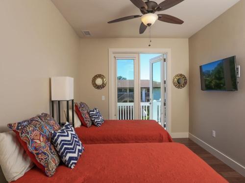Six-Bedroom House image 9