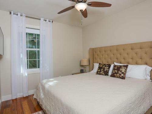 Six-Bedroom House image 5
