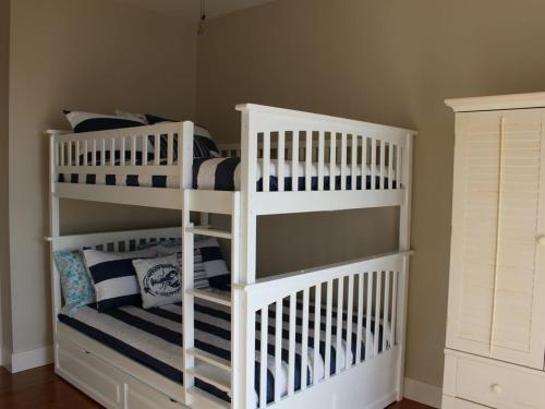 Six-Bedroom House image 3