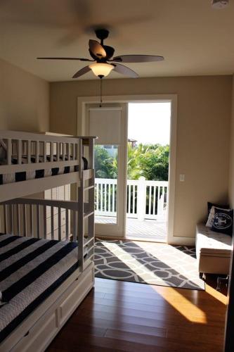 Six-Bedroom House image 2