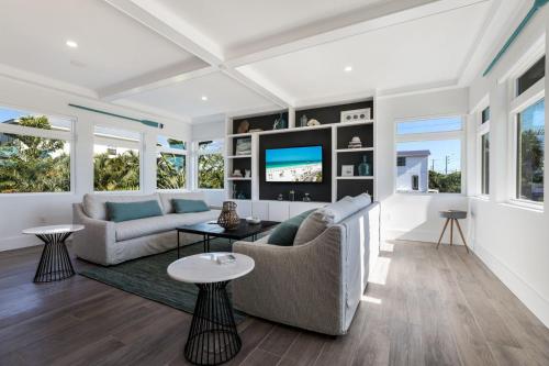 Surf-Side Beach House - image 2