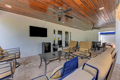 Six-Bedroom House image 9