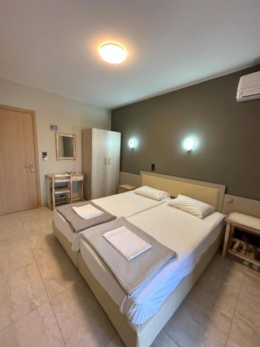 2 twin beds