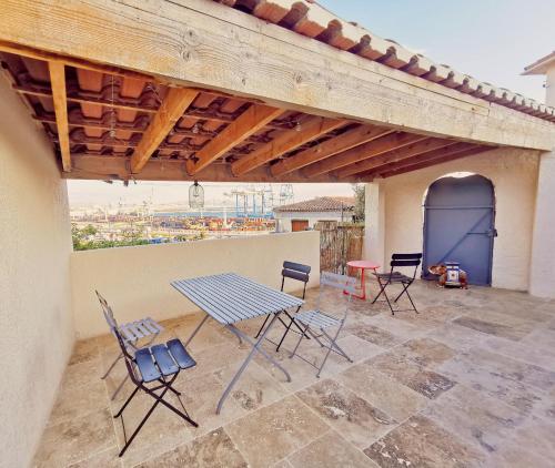 Logement indépendant rénové Très belle terrasse Vue mer port et Marseille