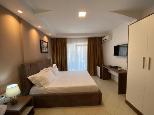 Double room, pool view