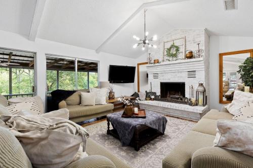 Riverfront Farm House - Guadalupe River - Newly Renovated - River Amenity Included - main image