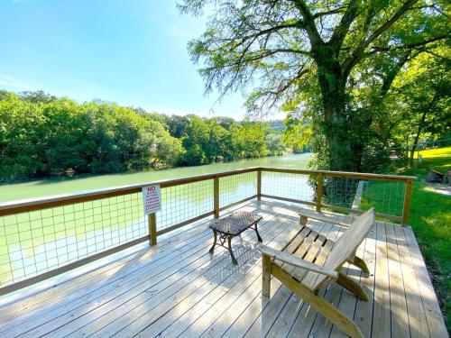 Riverfront Farm House - Guadalupe River - Newly Renovated - River Amenity Included - image 3