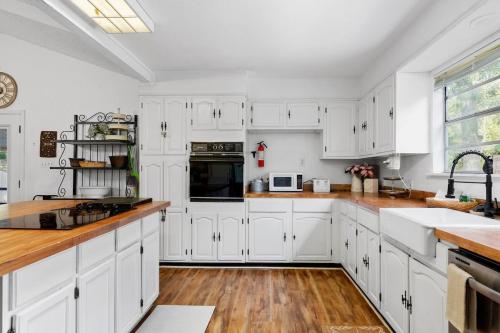 Riverfront Farm House - Guadalupe River - Newly Renovated - River Amenity Included - image 7